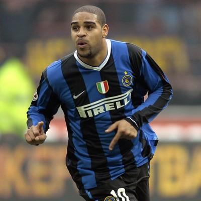 Topa biraz yan duran ve ellerini beline koyan adam(brezilia,inter)