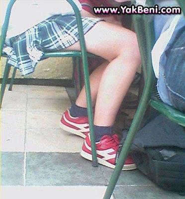 Pantolonla daha seksi oluyorum birde ayağıma kısa çoraplarımı giyiyorum!