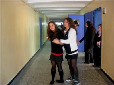 Etek giyersem okuldaki erkek öğretmenlerin gözleri kayıyor buda bana zevk veriyor!