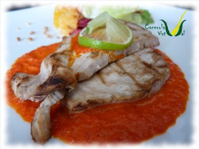 Atún grillado en salsa de pimentón