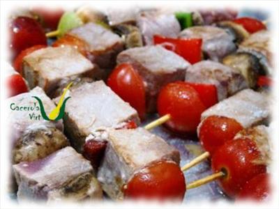 Brochetas de atún y verduras