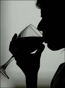 Alkol bütün kötülüklerin anası mı? Belki de değil... İçki içenler, hayatlarında hiç içmeyenlere göre yüzde 14 oranında daha varlıklı oluyor.